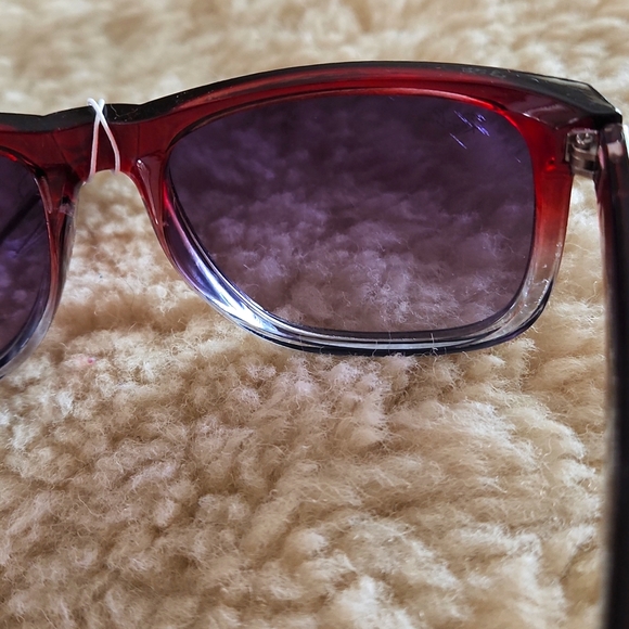 Gorgeous NWT Ray BAN Wayfarer Sunglasses - Picture 7 of 13